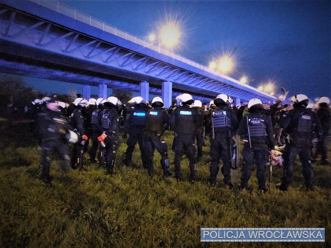 Derby Dolnego Śląska: Kibice zgromadzili się pod stadionem. W kierunku policjantów poleciały race 