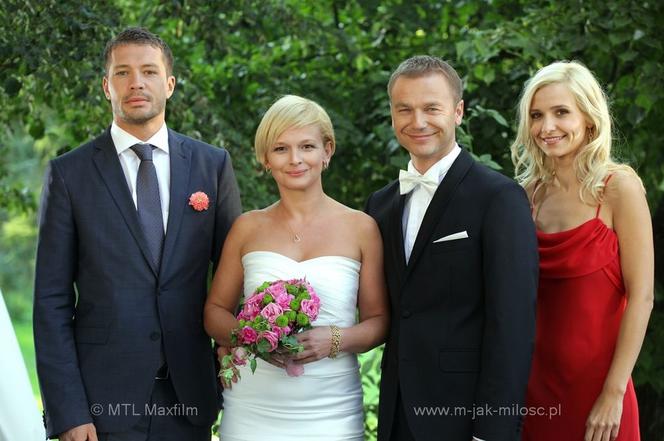M jak miłość odc. 882. Marta (Dominika Ostałowska), Andrzej Budzyński (Krystian Wieczorek), Tomek (Andrzej Młynarczyk), Małgosia (Joanna Koroniewska)