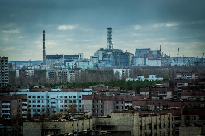 Widok na miasto i reaktor jądrowy.