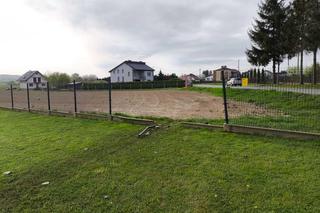 Kierowca przeleciał przez ogrodzenie