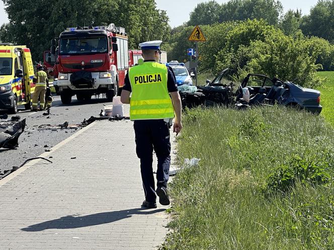 Potworny wypadek w Brwinowie. Czołowe zderzenie ciężarówki z BMW. Lekarze kilkadziesiąt minut walczyli o życie kierowcy