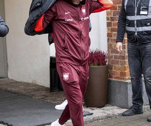 Reprezentacja zmokła na spacerze. Lewandowski się krył przed deszczem