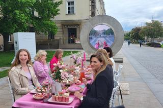 Zjedli posiłek przy wspólnym - najdłuższym na świecie stole. Połączył on miasta oddalone od siebie o ponad 600 km [GALERIA]