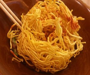 Chrupiący makaron ramen z piekarnika. Przygotujesz go w zaledwie 15 minut