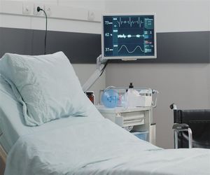 Nowe przepisy o cyberbezpieczeństwie uderzą w szpitale! Medycy alarmują: Szukamy pieniędzy, których nie mamy