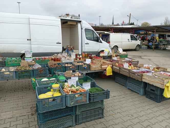 Ceny w markecie a na rynku. Czy jest różnica? Gdzie taniej kupisz warzywa i owoce