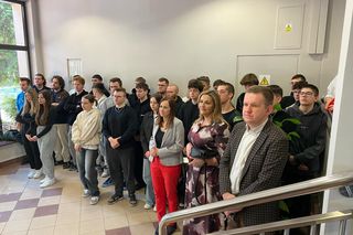 Uczniowie ZSP nr 1 stworzyli mural na ścianach szkoły. Grafika przedstawia patrona placówki