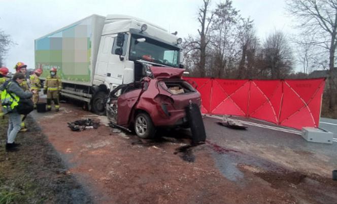 Drogowa masakra pod Siedlcami. Kierowca fiata zmiażdżony pod chłodnią 
