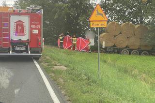 Kierowca ciężarówki przewożącej słomę uderzył w motorowerzystę. Nie żyje 81-latek [ZDJĘCIA]