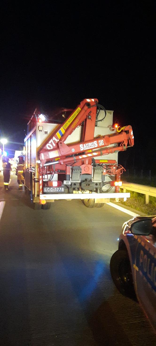 Bus wbił się w ciężarówkę na autostradzie 