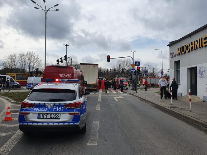 Tragiczny wypadek na Włókniarzy w Łodzi. Kobieta zginęła pod kołami tira [ZDJĘCIA]