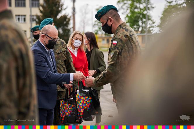 Podlascy żołnierze odebrali podziękowania za pomoc w walce z pandemią [ZDJĘCIA]