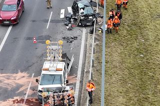 Wjechał prosto w drogowców, kawałki rozbitych samochodów rozsypały się po jezdni. Poważna kraksa pod Warszawą
