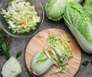 Surówkę z kapusty pekińskiej podaję z tym zielonym sosem. To pyszny, łatwy i szybki dodatek do obiadu 