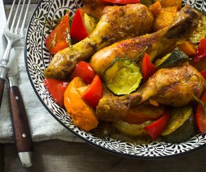 Pałki kurczaka pieczone z warzywami: przebojowy obiad dla rodziny