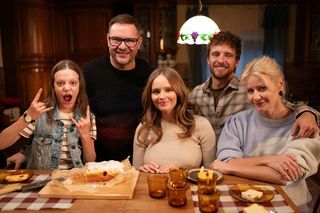 Rodzinka.pl 17 odc. 294 (odc. 7). Magda (Olga Kalicka), Tomek (Maciej Musiał), Maja (Emma Pokromska), Natalia (Małgorzata Kożuchowska), Ludwik (Tomasz Karolak)