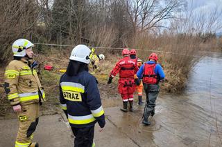 Nurt rzeki porwał samochód z kobietą w środku. Auto zsunęło się z przejazdu