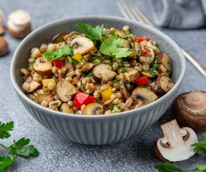 Pyszny obiad w 30 minut? Wypróbuj ten przepis na kaszotto z pęczaku z warzywami