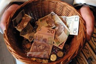 Ksiądz zdradził ile zarobił z niedzielnej tacy