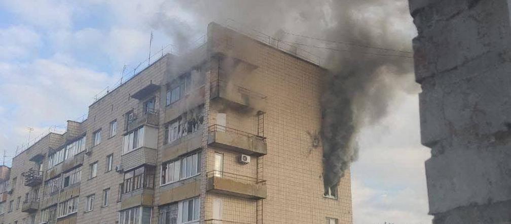 Pocisk uderzył w blok mieszkalny w Buczy pod Kijowem