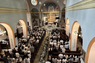 Pogrzeb 12-letniego Krzysia. Morze kwiatów na grobie młodego piłkarza