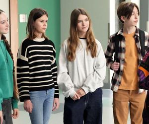 Barwy szczęścia, odc. 3223. Emilka (Jessica Frankiewicz),  Emil (Artem Malszczuk), Alina (Iga Czechowicz), Gośka (Natalia Skrzypek), Iga (Laura Zawadka)