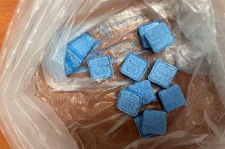  Chciał uciec policjantom. Miał w torbie heroinę, marihuanę, amfetaminę, mefedron 