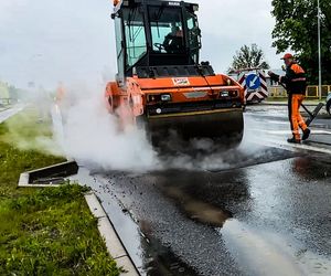 Robotnicy pracują w ulewę