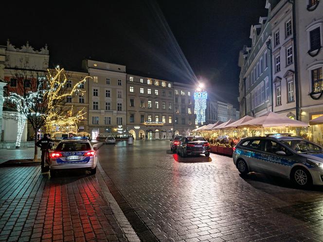 Krakowski Rynek pełen policji i służb