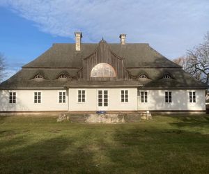 Modrzewiowy dwór w Łódzkiem to architektoniczne arcydzieło. To tu kręcono m.in. Noce i dnie czy Komediantkę