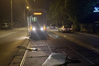 Nastolatkowie zniszczyli szybę w tramwaju. Zgłosili się na komendę policji