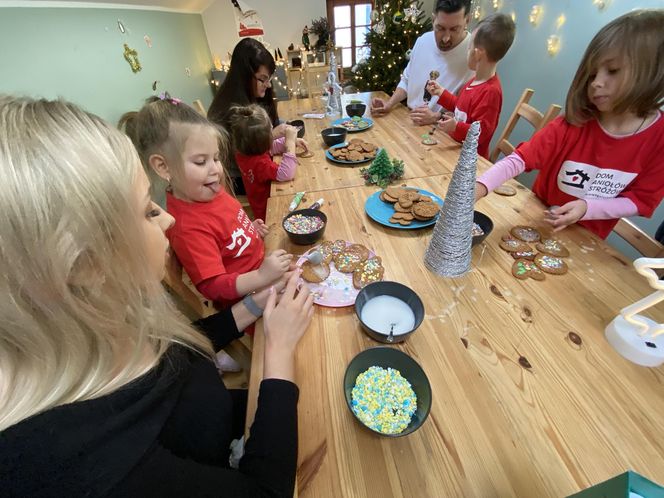 Kolorowe pierniczki, które pomagają dzieciom. To 12. edycja akcji "Uskrzydlamy"