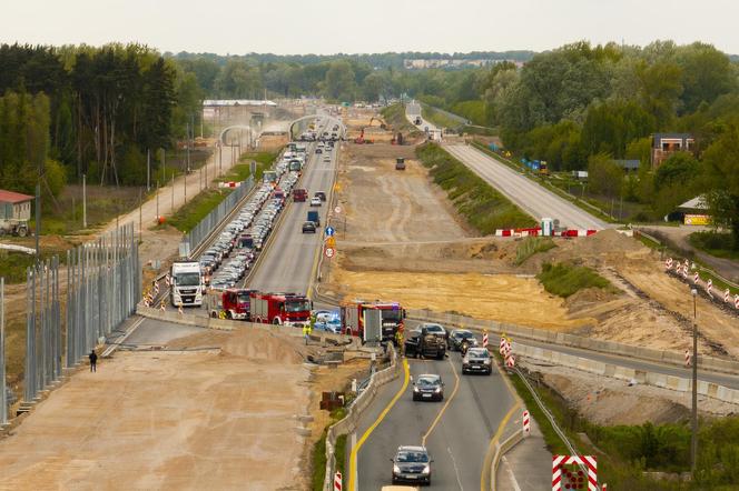 Jeepem wylądował na dachu. Poważny wypadek na S7 pod Warszawą, kierowca był pijany