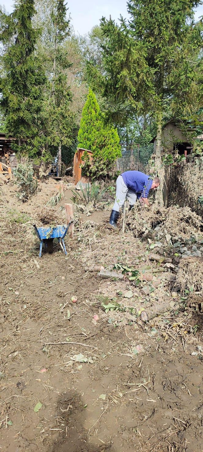 Wychowankowie poprawczaka w Raciborzu pomagają usuwać skutki powodzi. Są chętni do pomocy