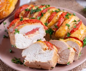 Pieczone piersi kurczaka hasselback nadziewane serem i pomidorem: genialny trik na szybki obiad