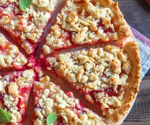 Czarowne kruche ciasto z malinami i budyniową pianką: prosty przepis