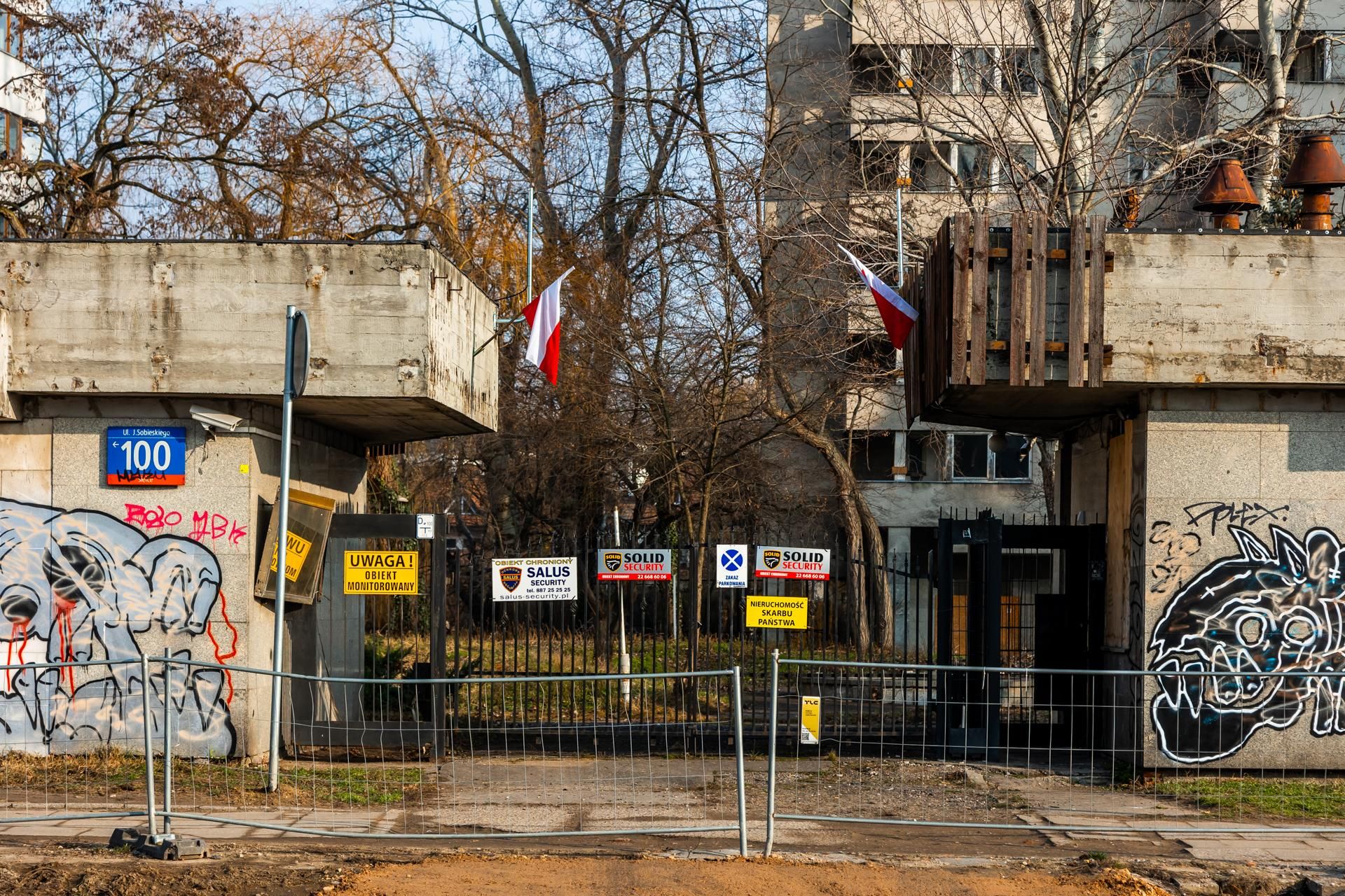 Szpiegowo, blok na Sobieskiego 100 w Warszawie