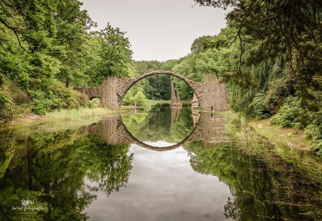 Przepiękne miejsce z odznaczeniem UNESCO blisko granicy polsko-niemieckiej. Zobaczcie jak wygląda Park w Mużakowie