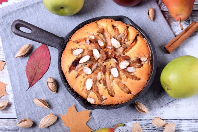 Biszkopt z owocami z patelni: pyszne ciasto bez piekarnika