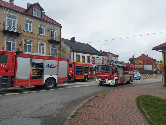 Pożar w kamienicy przy Iłżeckie w Starchowicach! W niedzielny poranek służby w akcji