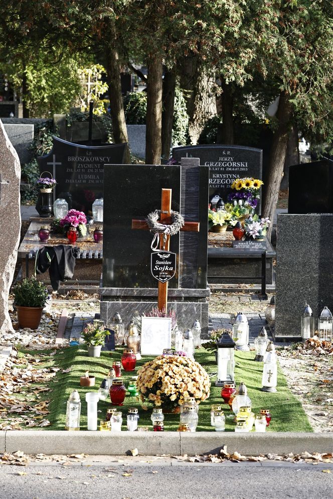 Tak wyglądają groby Zapasiewicza, Tyma, Kołaczkowskiej, Stoparczyk