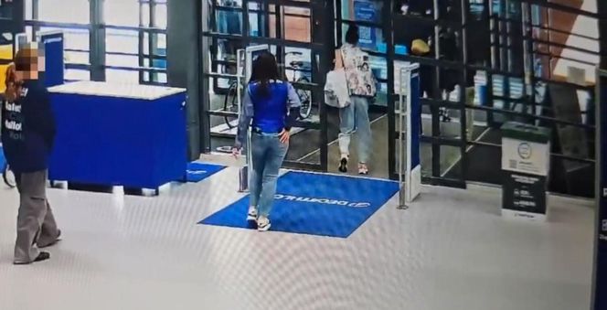 Ukradła i schowała się przed policją za drzewem