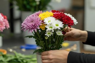 Kwiaty na cmentarzu dłużej świeże. Jak prosty trik odmieni ich trwałość?