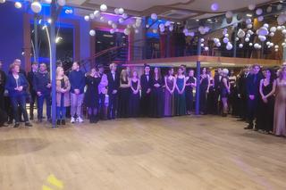 Studniówka III Liceum Ogólnokształcącego w Olsztynie. Tak maturzyści zatańczyli poloneza!