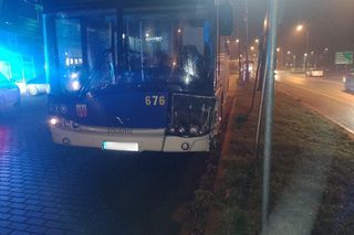 Bydgoszczanin ukradł autobus MZK. Wyjechał nim z miasta, po drodze rozbił cztery auta
