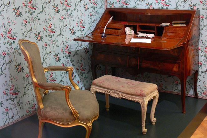 Styl Ludwika XV: fotel, taboret, sekretera