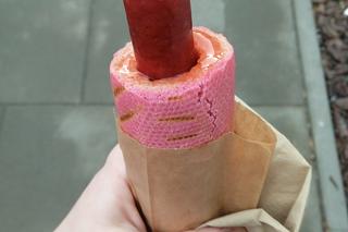 Różowy hot-dog w Żabce na Walentynki