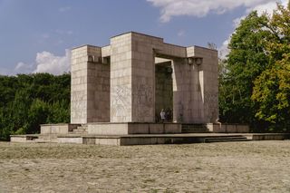 Epos, dolmeny i Święta Góra, czyli jak na wygasłym wulkanie powstał Pomnik Czynu Powstańczego