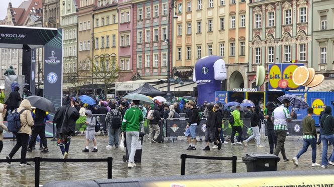Gorąco przed finałem Ligii Konferencji we Wrocławiu. Tysiące kibiców na Rynku