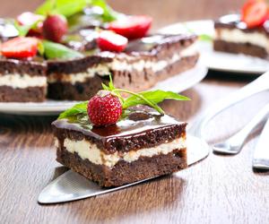 Przepis na ciasto kinder pingui. Obłędne połączenie kakaowego biszkoptu i mlecznego kremu